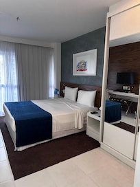 Quarto amplo com cama confortável