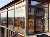 Salle du petit déjeuner d’où l’on peut voir le fleuve et l’autre rive