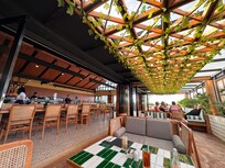 朝食会場は開放的で気持ちが良い