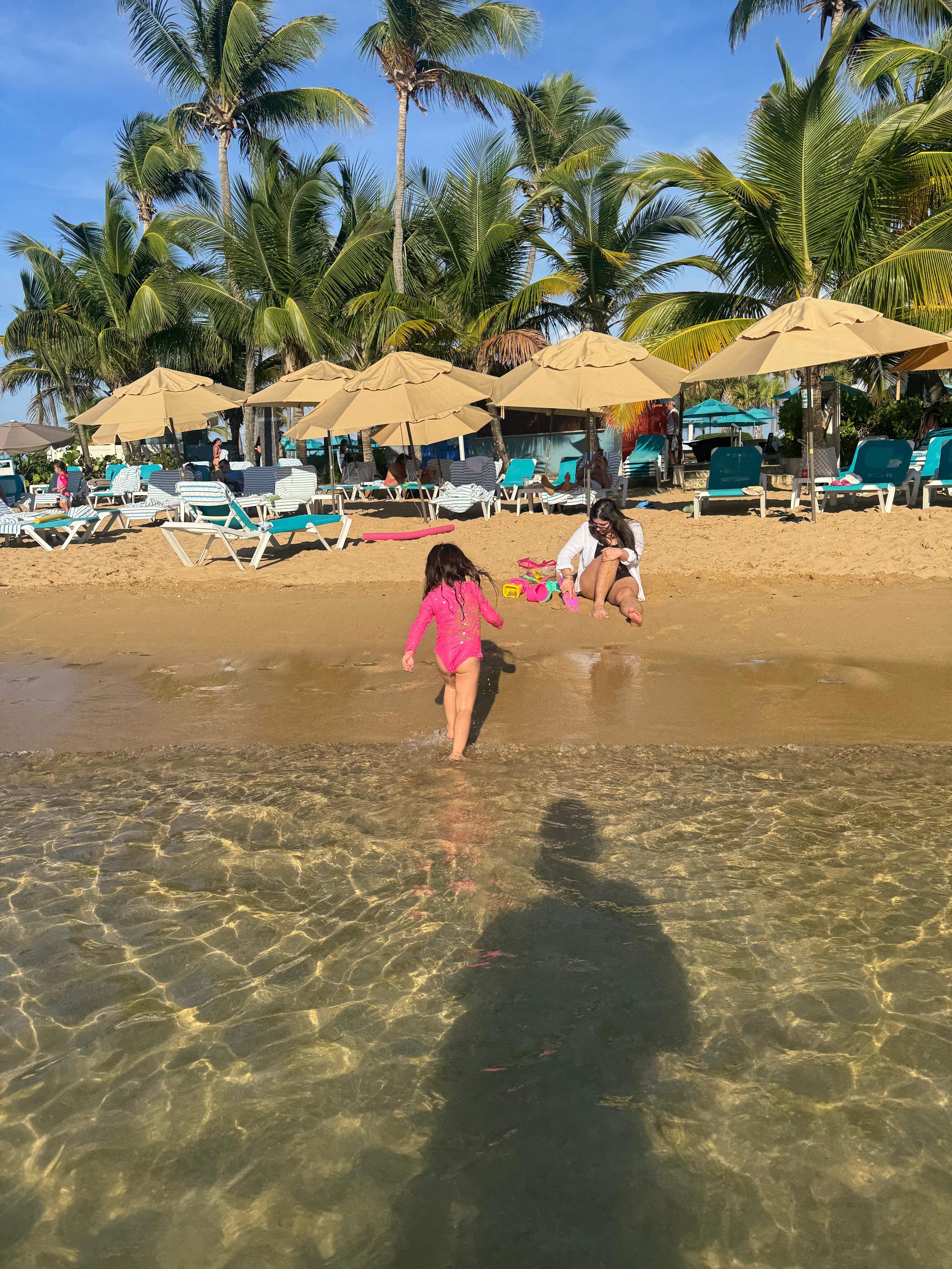 Playa a pasos de la piscina