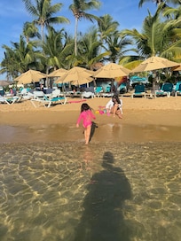 Playa a pasos de la piscina