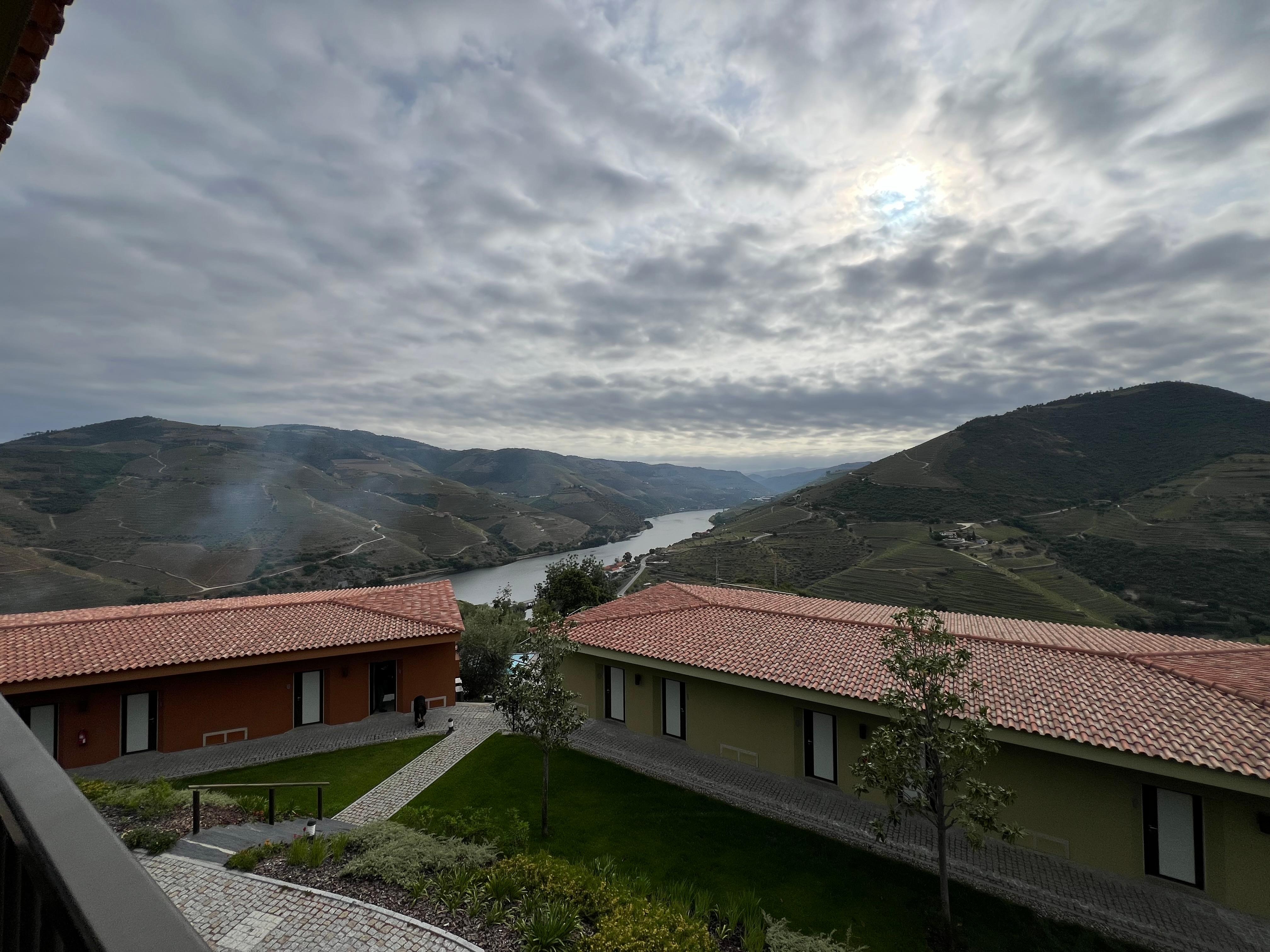 Vue depuis la chambre. La piscine et la salle de petit déjeuner sont en contrebas des bâtiments.