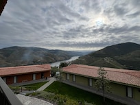 Vue depuis la chambre. La piscine et la salle de petit déjeuner sont en contrebas des bâtiments.