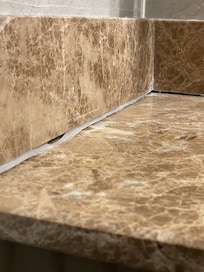 Banyo evyesi sabit değildi ve set biraz yere çökmüş,