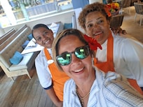 Las meseras del desayuno Ingrid y Ana