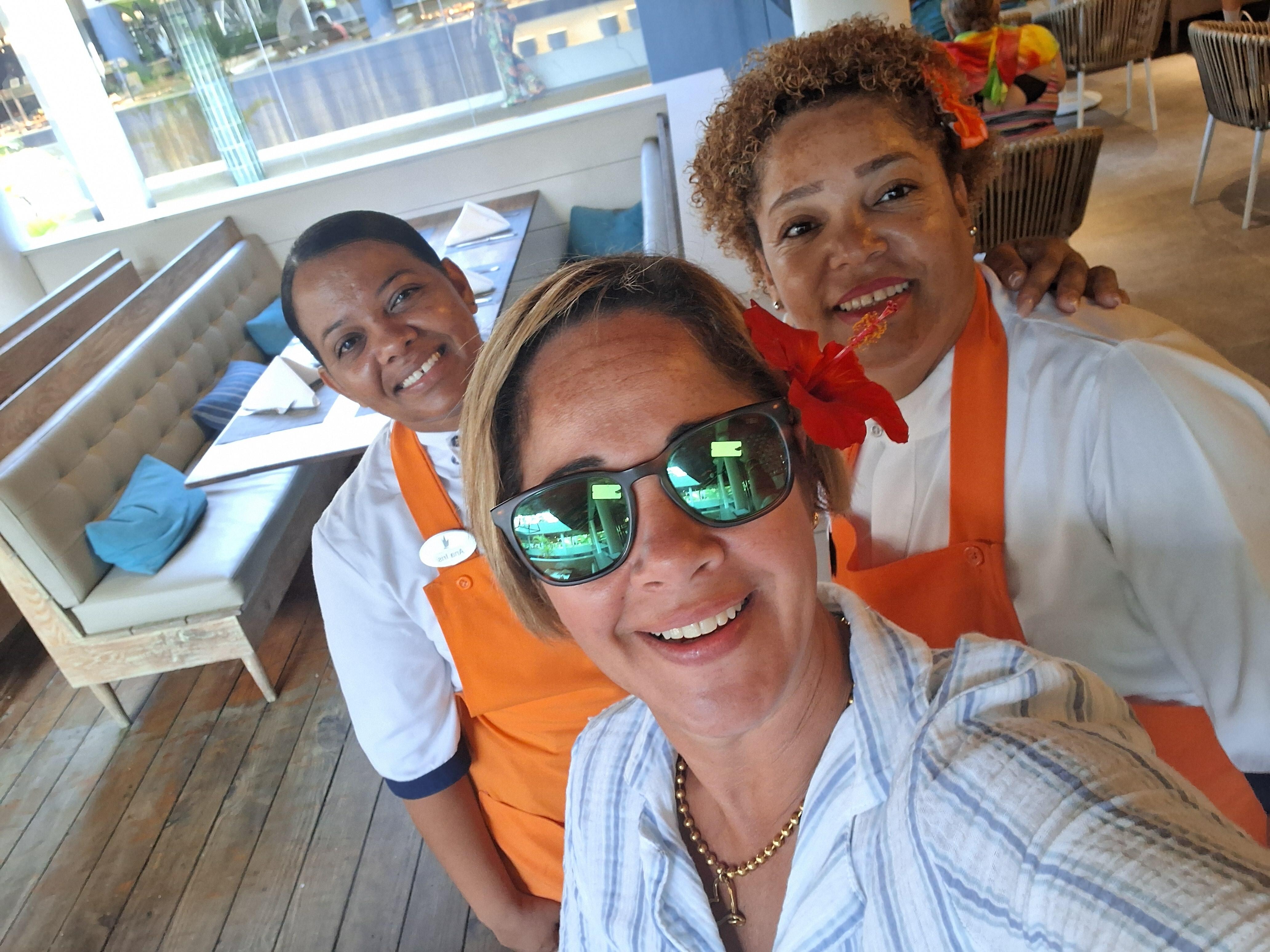 Las meseras del desayuno Ingrid y Ana