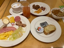 除了咖啡和白粥,其他都是冷的⋯