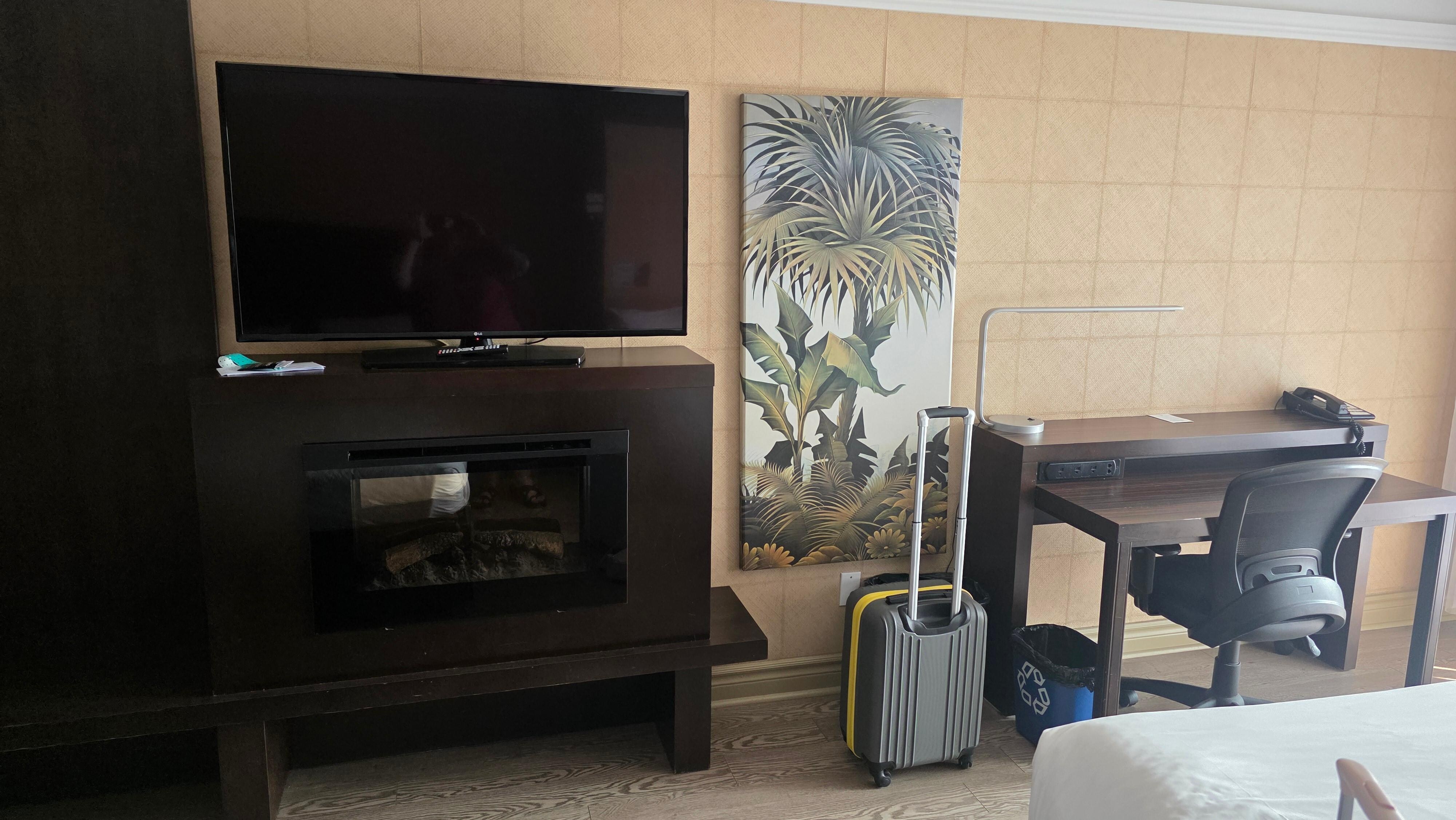 Bureau avec télé et foyer 