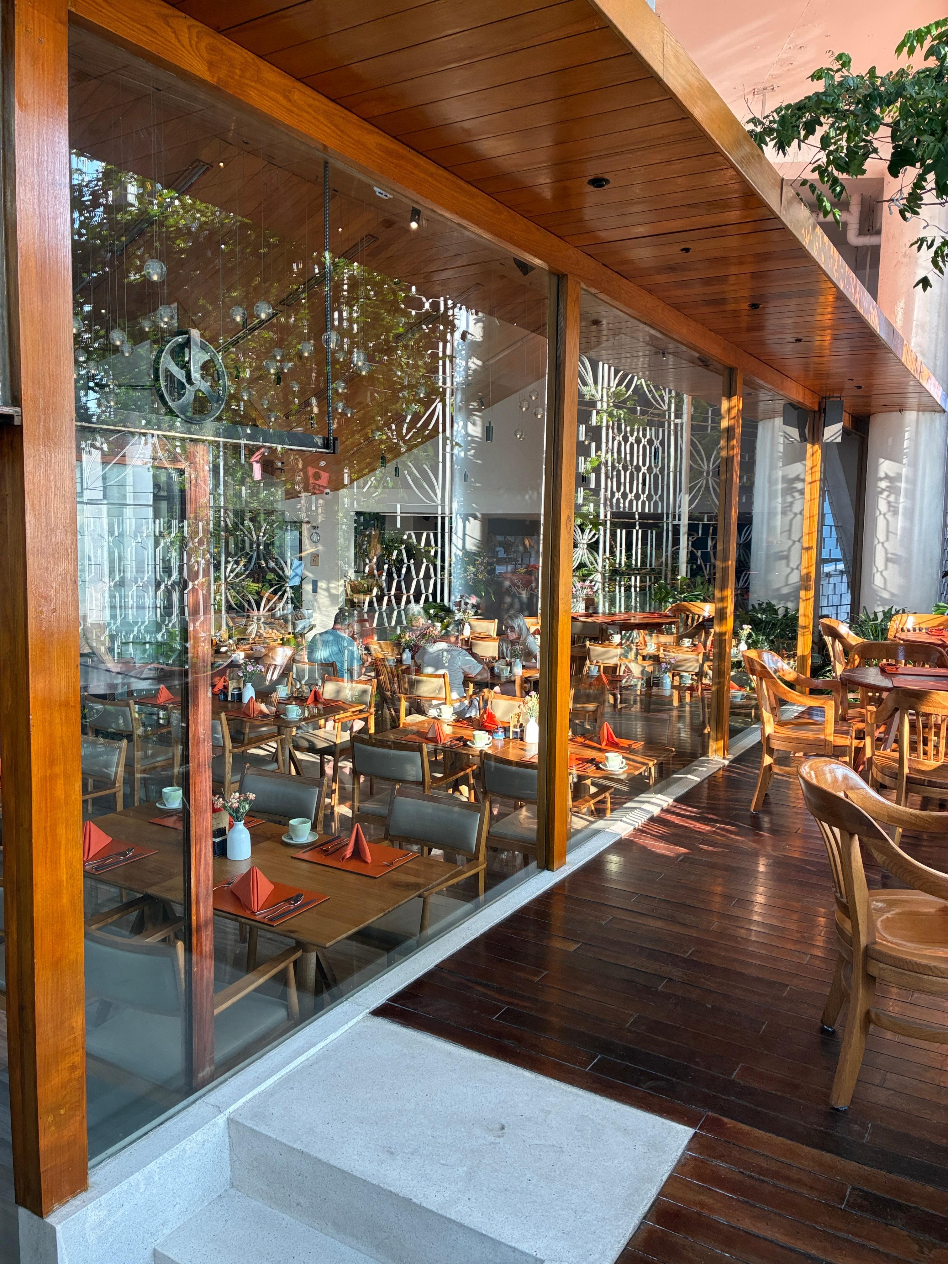 朝食会場　テラスが気持ちいい