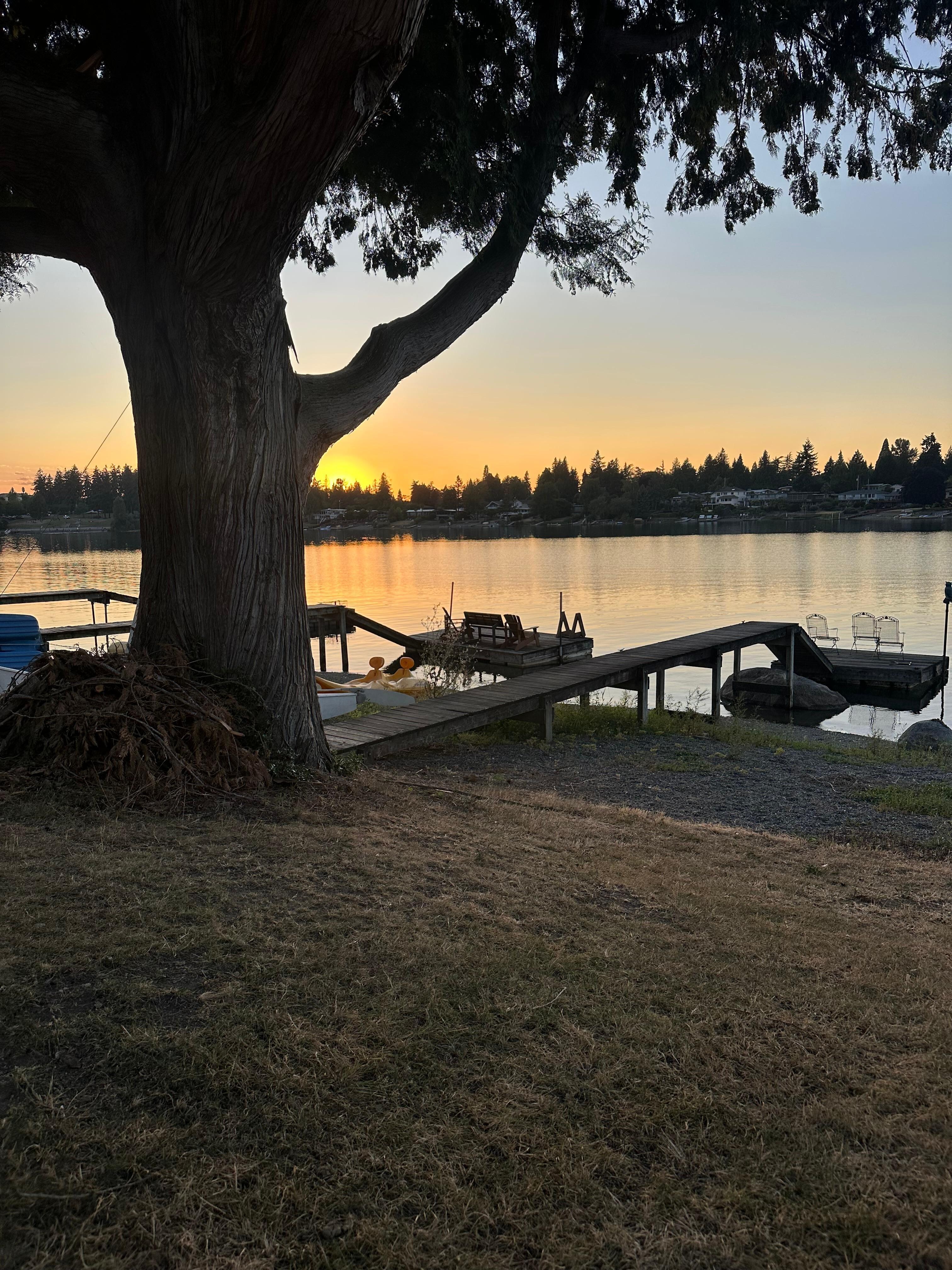 Sunset by the lake 