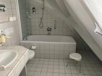 Badezimmer mit Duschmöglichkeit