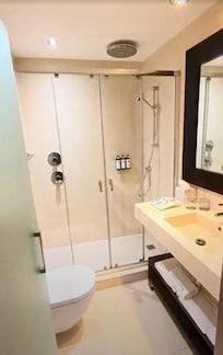 Salle de bain et il y a une porte givrée en verre