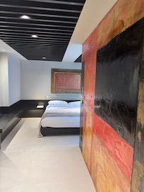 Suite 605