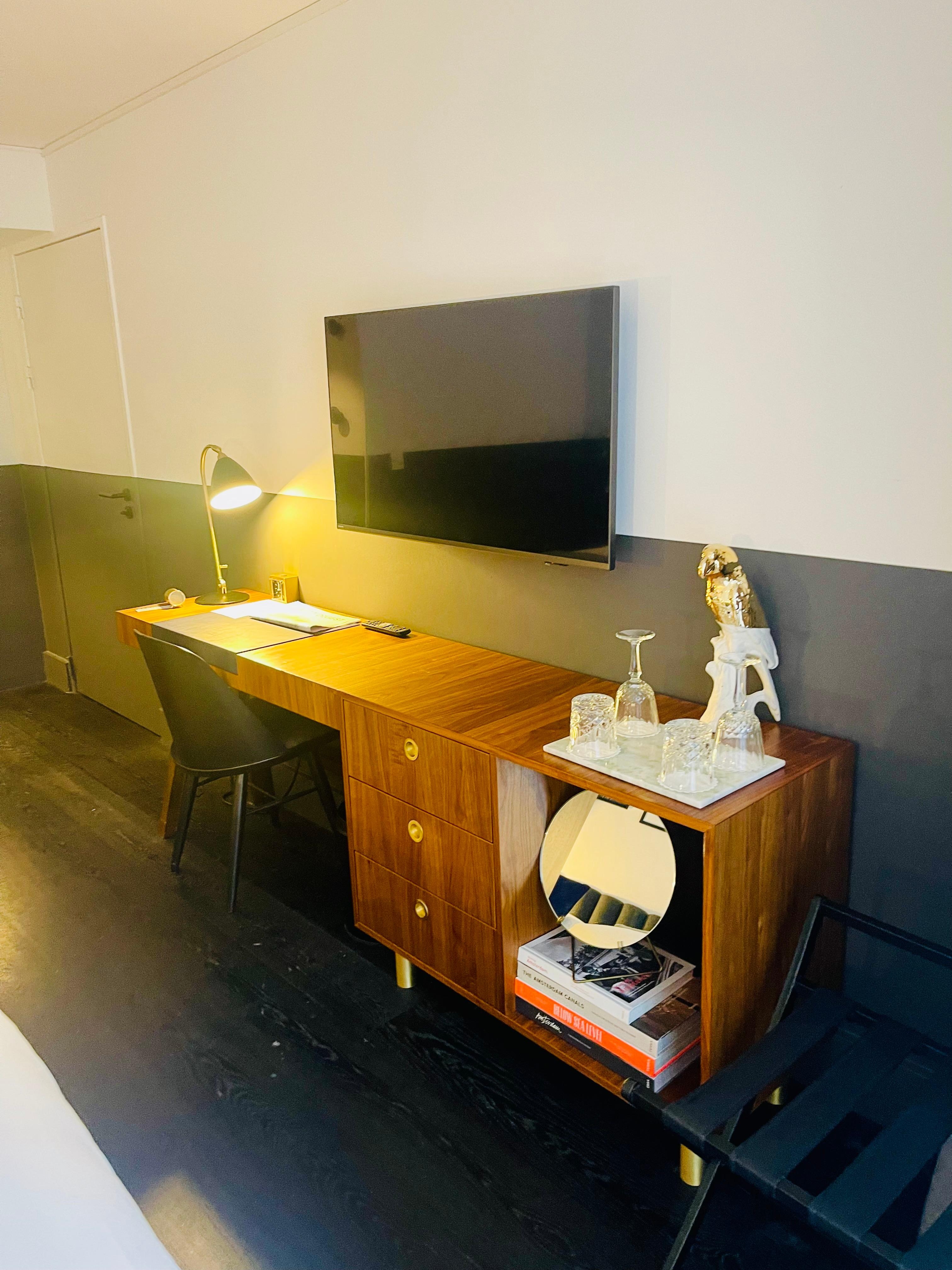 Desk & Mounted TV