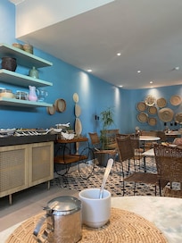 Área de refeição climatizada e organizada.