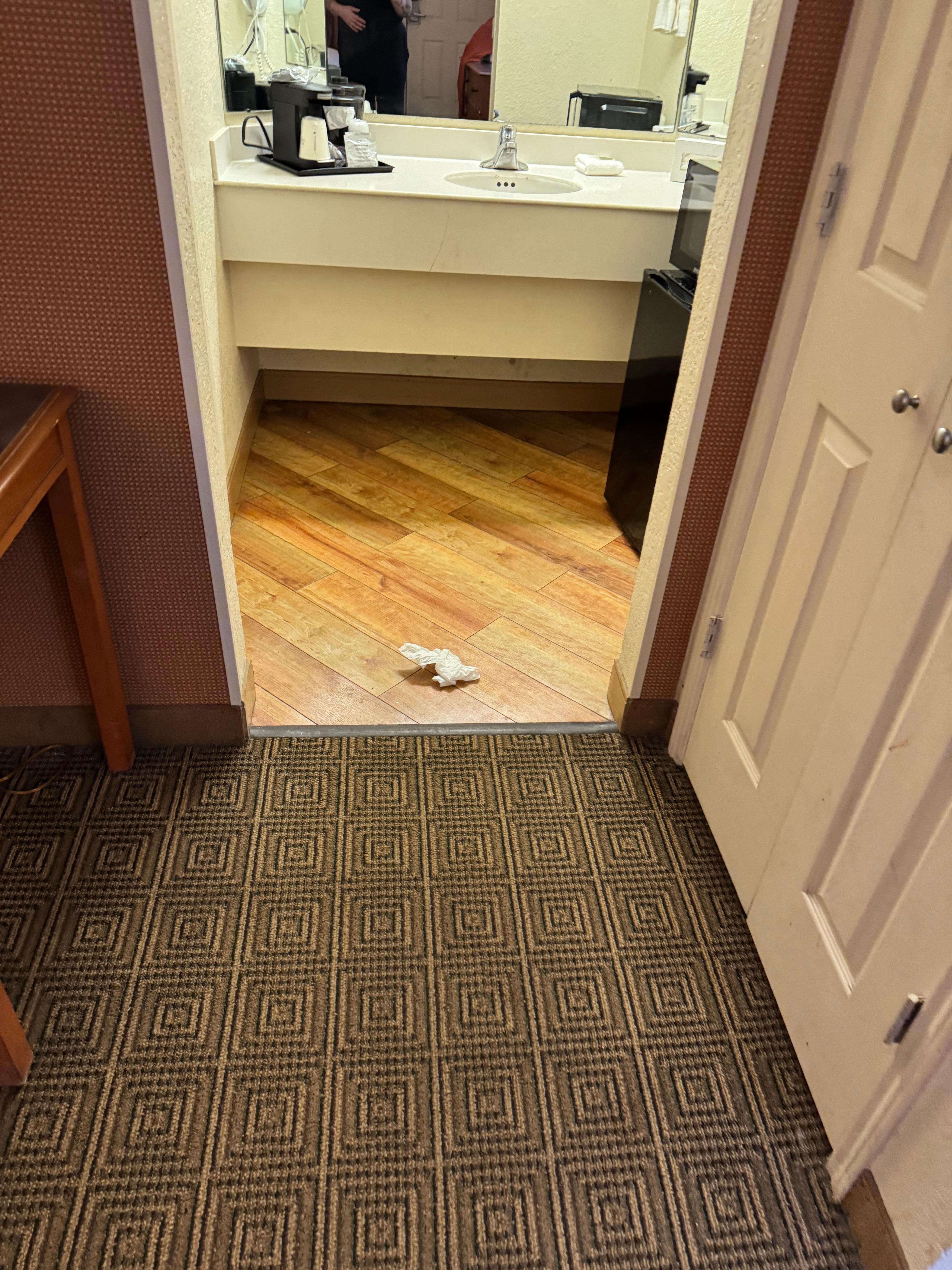 There was discarded trash from the previous guests on the floor when we entered the room. The room had not been cleaned. 