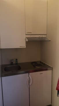 Küchenzeile mit Kochfeld