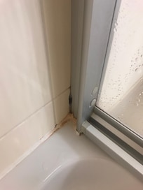 Duschkabine schmutzig und verschimmelt