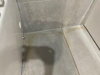 The space between the toilet and bathe had what looked like urine stain.