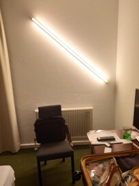 Enda belysningen ett lysrör på väggen som ett dåligt ungdoms här bärge