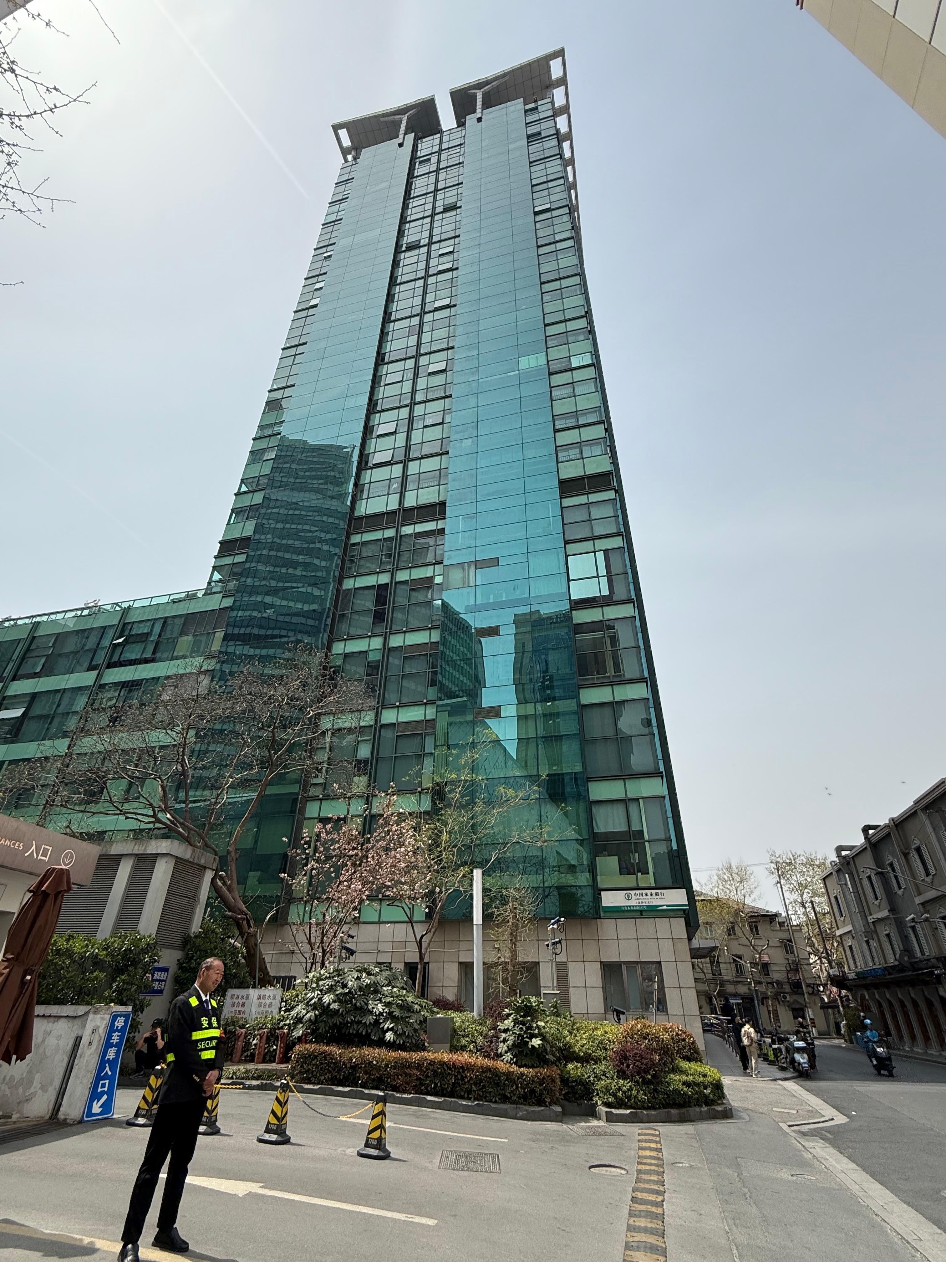 The hotel reception  is on the 10 floor.
