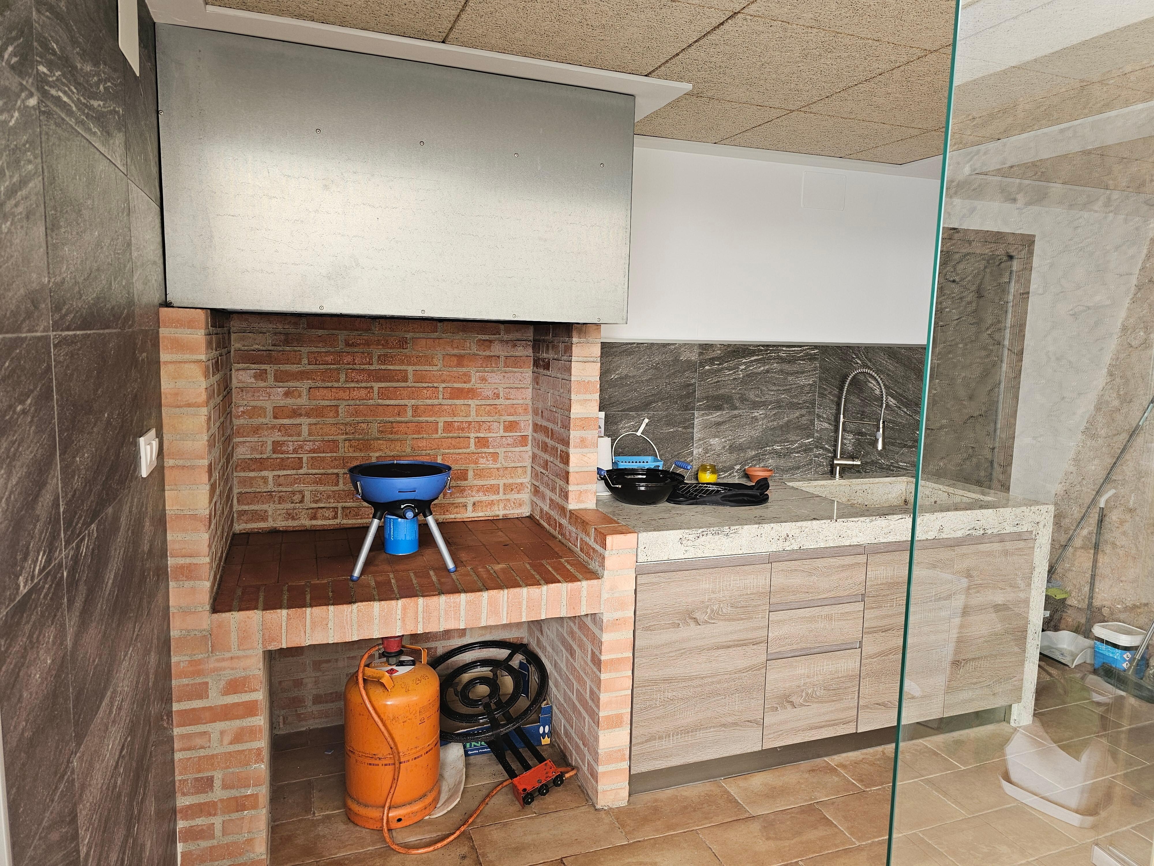 Guillaume mit Paellagrill. (Der kleine hier ist allerdings unserer)