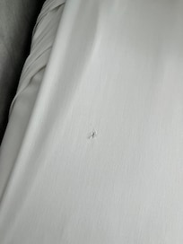 Trou dans des draps, et pas le seul