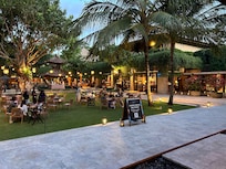 レストラン、ラウンジに囲まれた中庭の雰囲気がいい