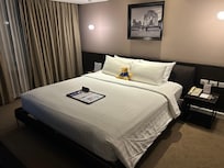 スタイリッシュな部屋とキレイなベッド