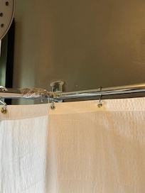 Incorrect shower curtain rod for clawfoot tubs