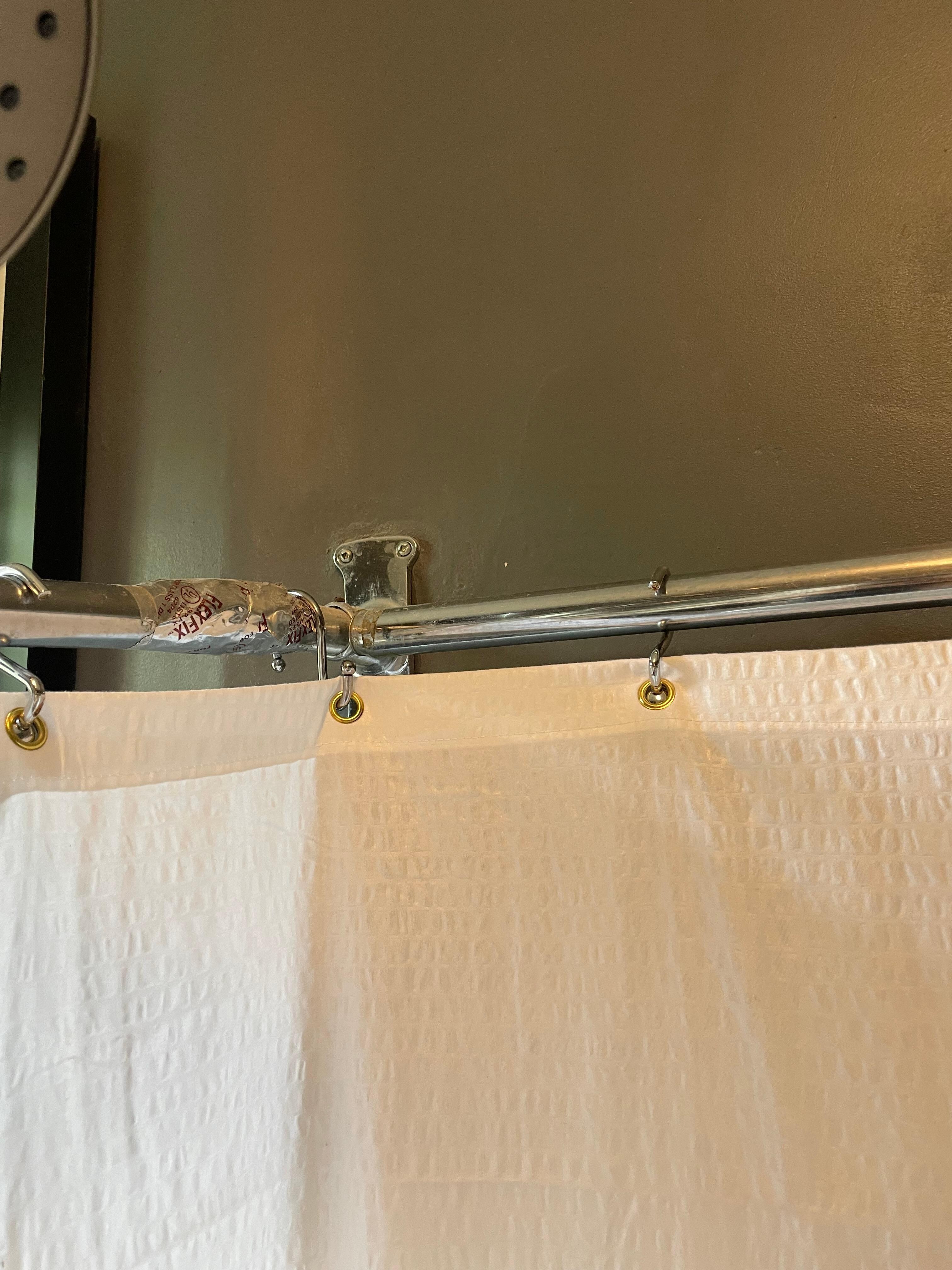 Incorrect shower curtain rod for clawfoot tubs