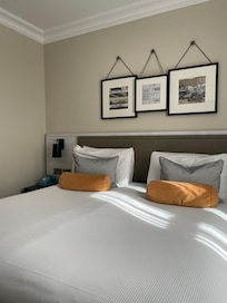 bequemes Bett mit großer Decke