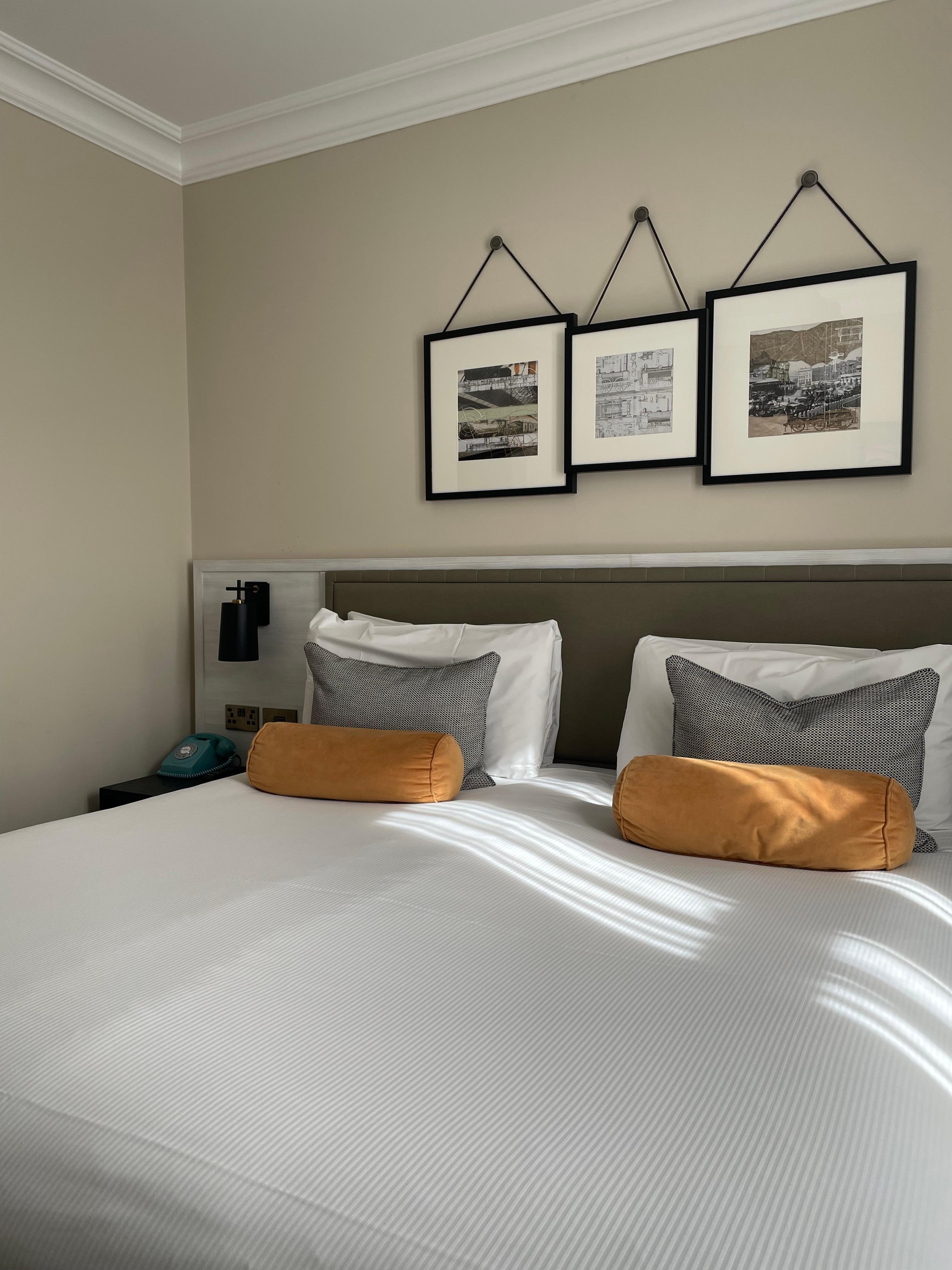 bequemes Bett mit großer Decke