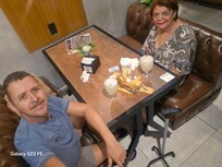 No bar comendo petiscos