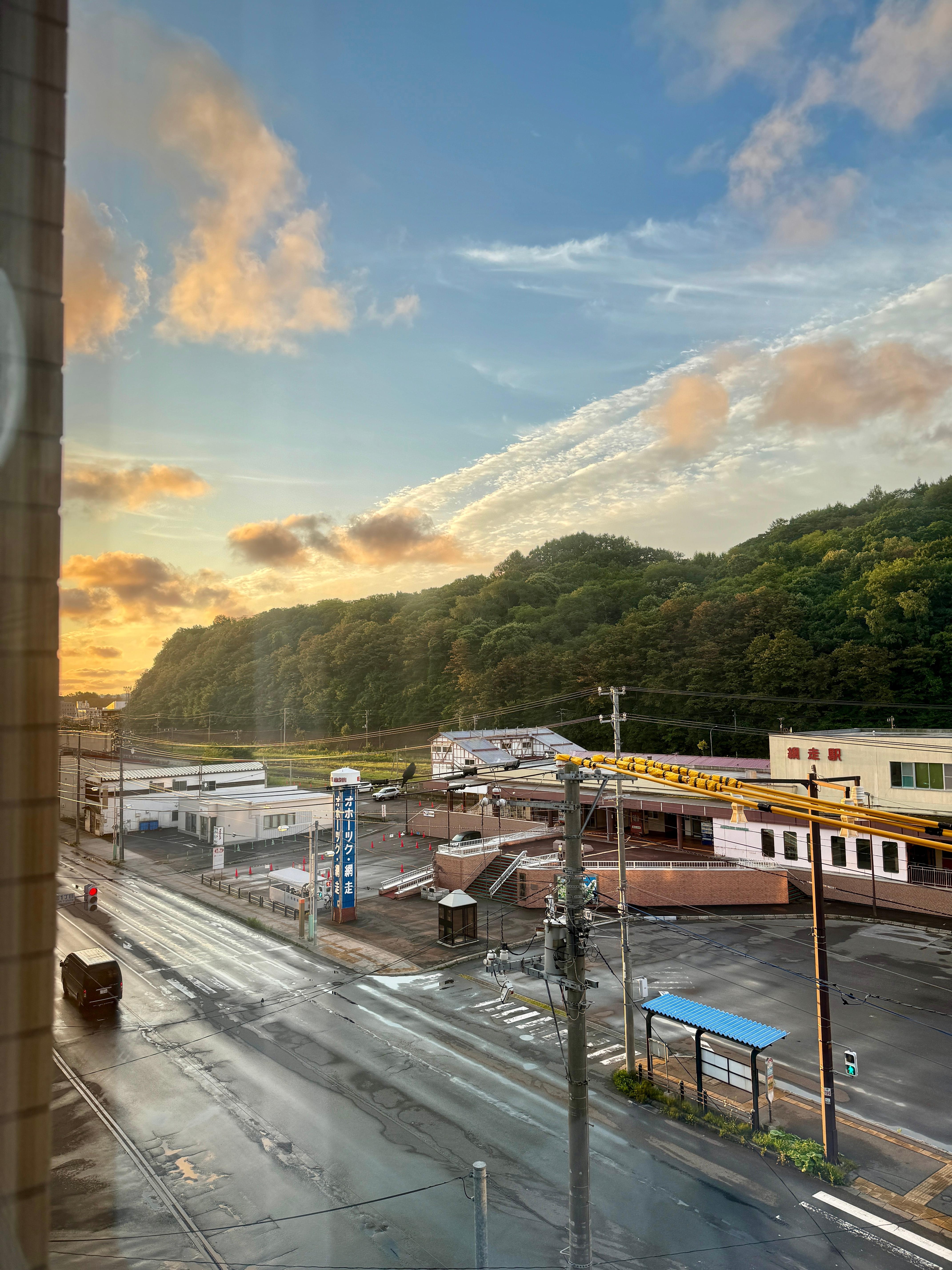 飯店的窗戶看出去的景色，飯店的對面就是JR車站
