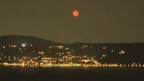 Vue avec la lune au dessus du lac de Garde