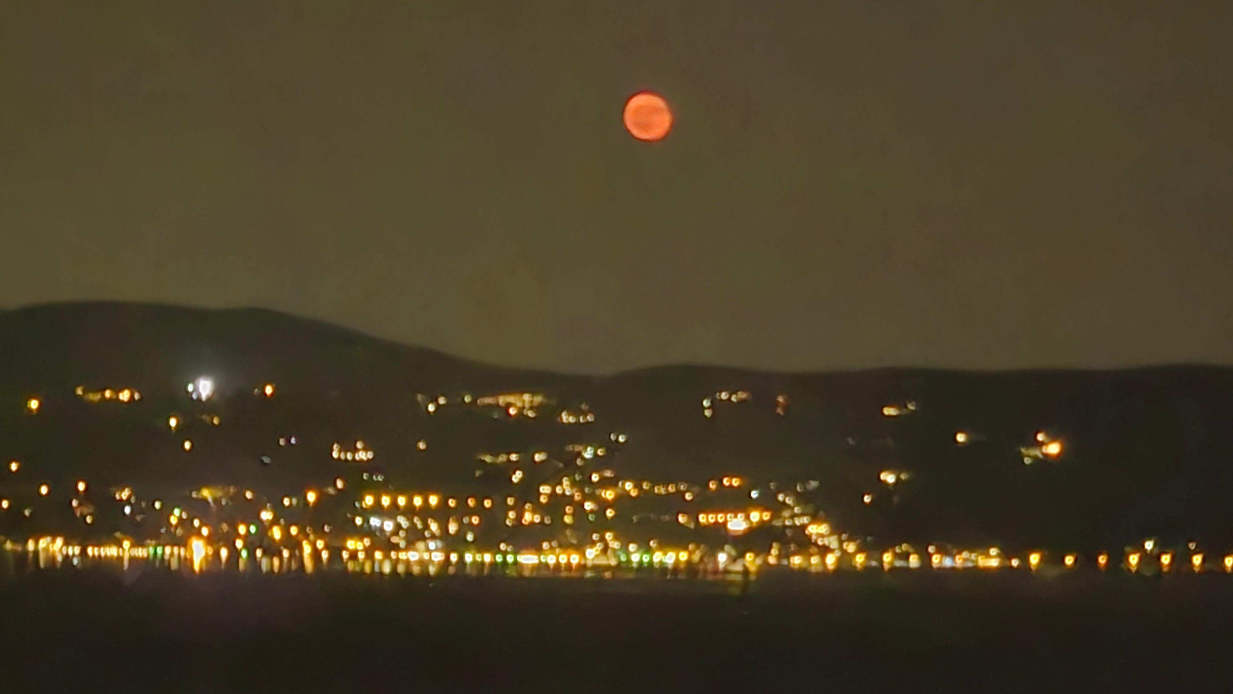 Vue avec la lune au dessus du lac de Garde