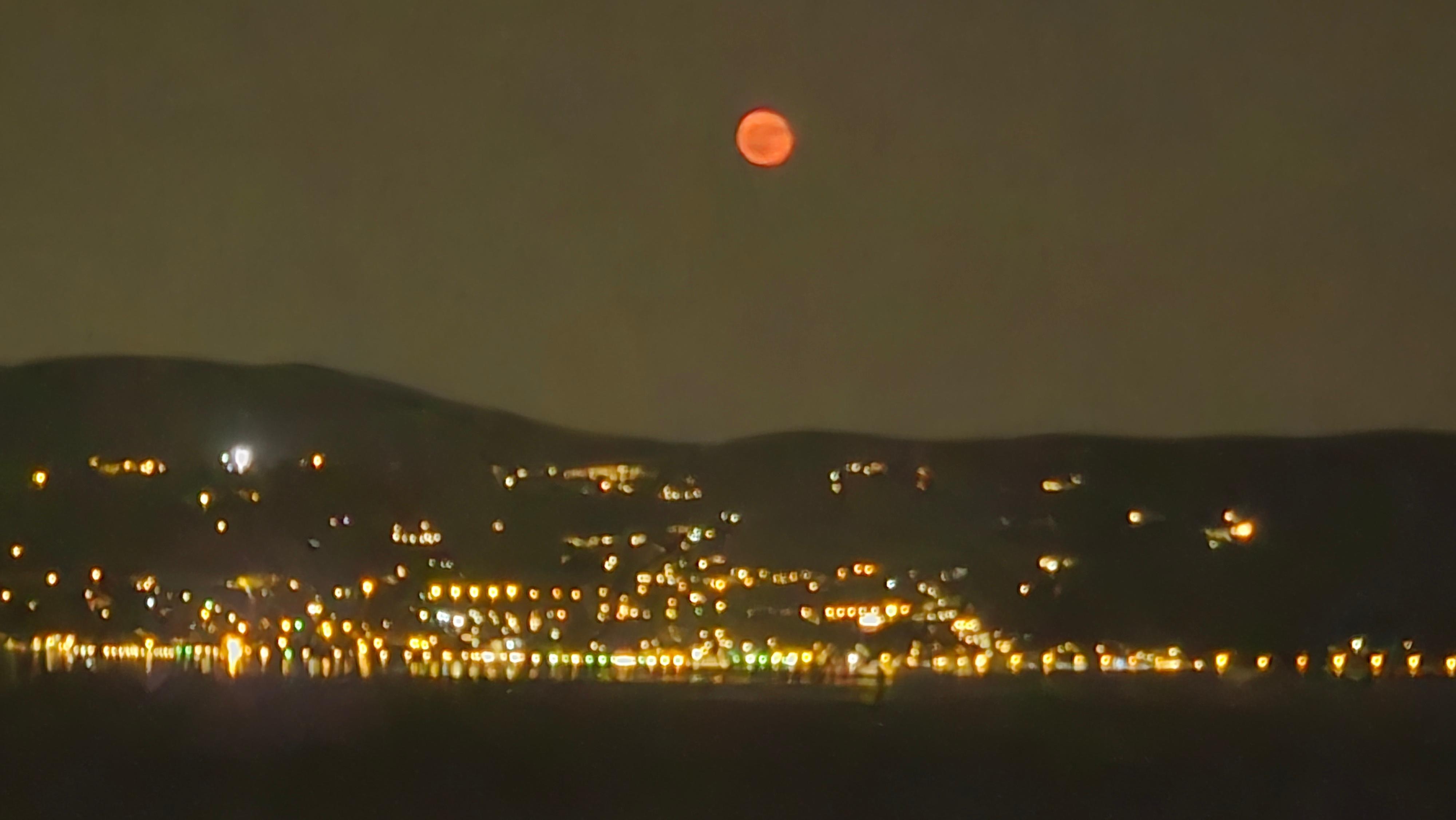 Vue avec la lune au dessus du lac de Garde