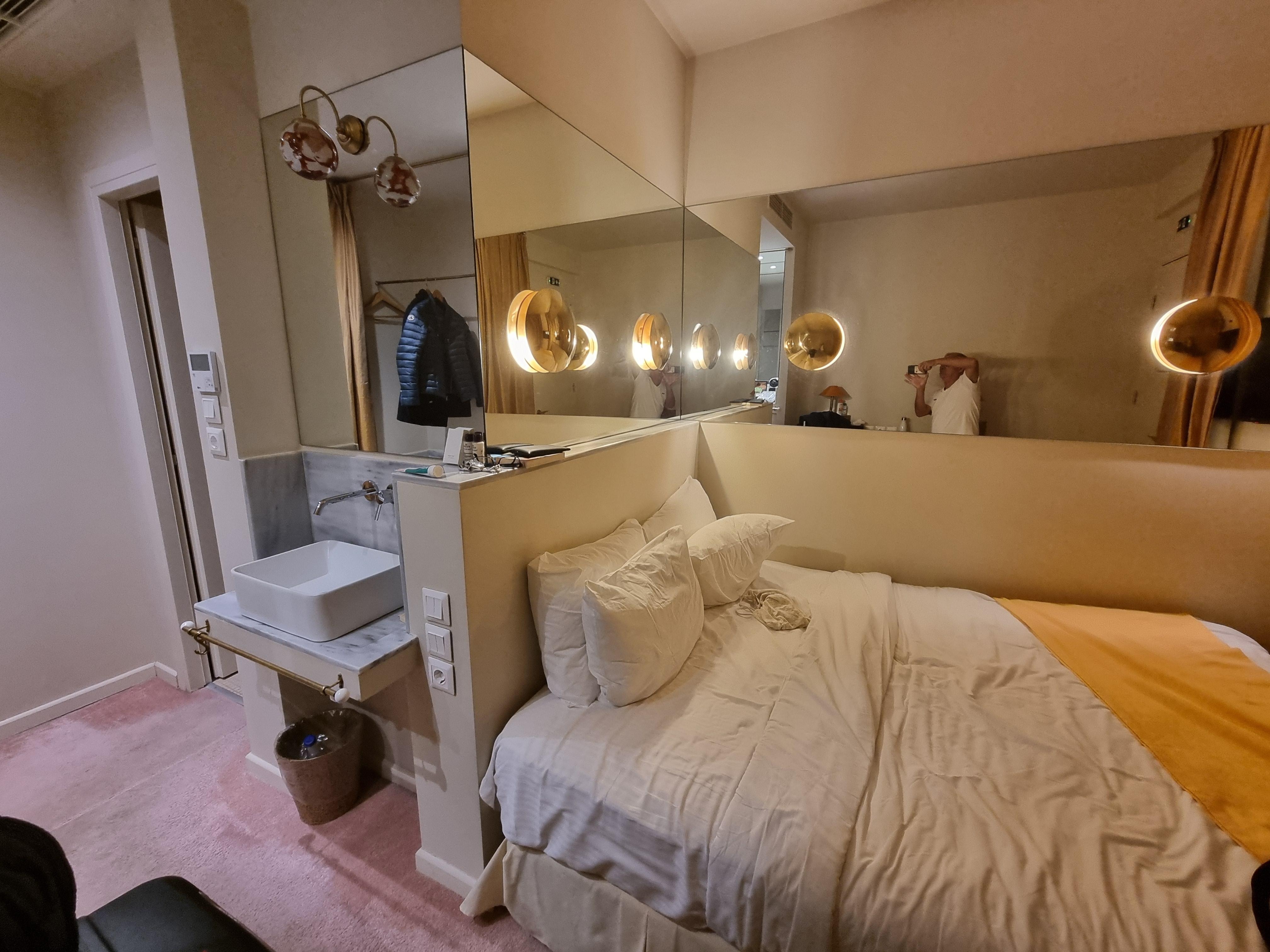 Lit collé au mur d'un côté, lavabo quasiment dan sla chambre