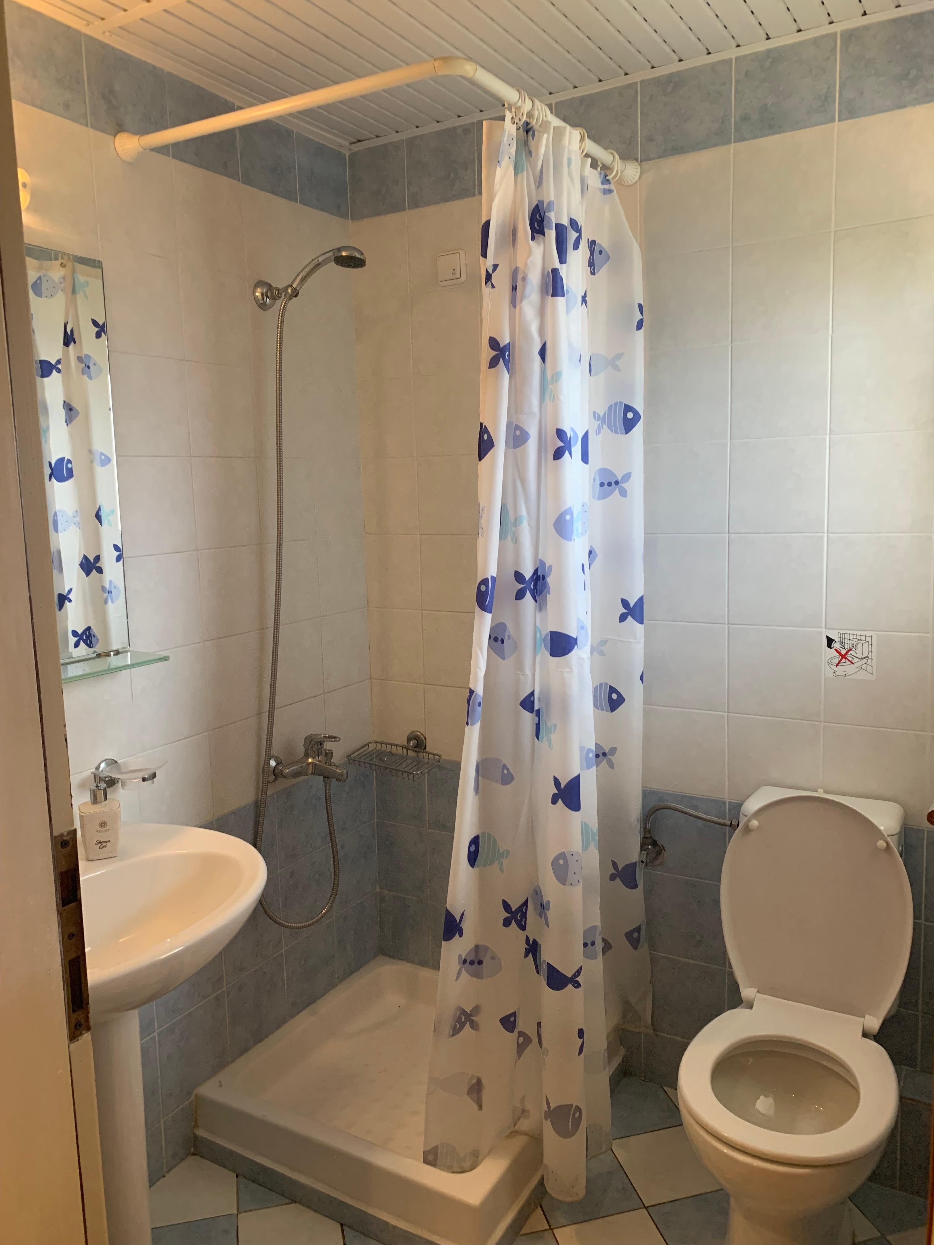 La salle de bain nécessite amélioration.