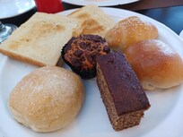 朝食のたくさんのパン