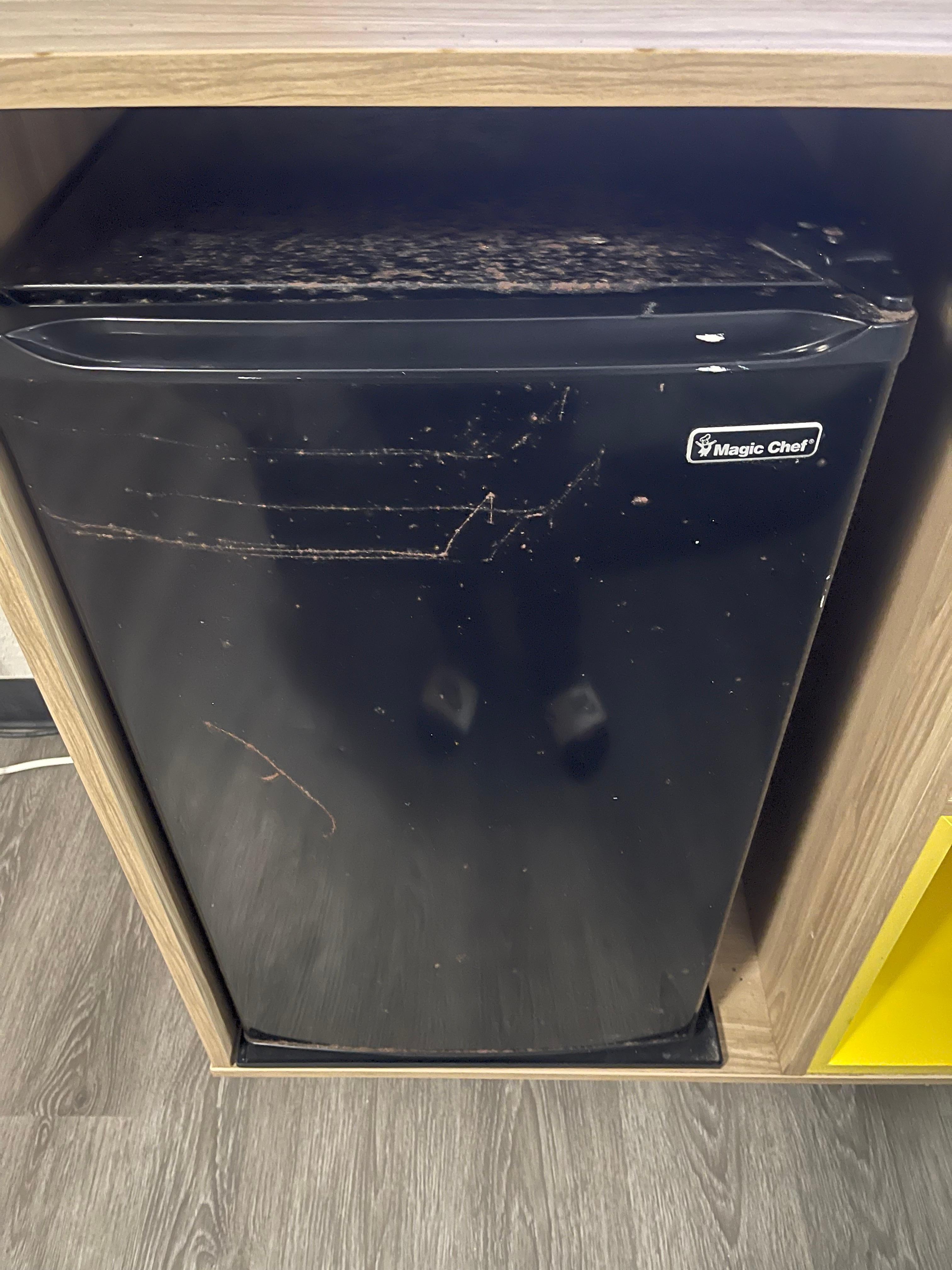 Rusted fridge also dirty. Didn’t feel comfortable touching. Other pics won’t load but I have them