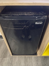 Rusted fridge also dirty. Didn’t feel comfortable touching. Other pics won’t load but I have them