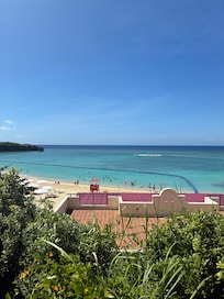 ガーデンプールから海を撮影