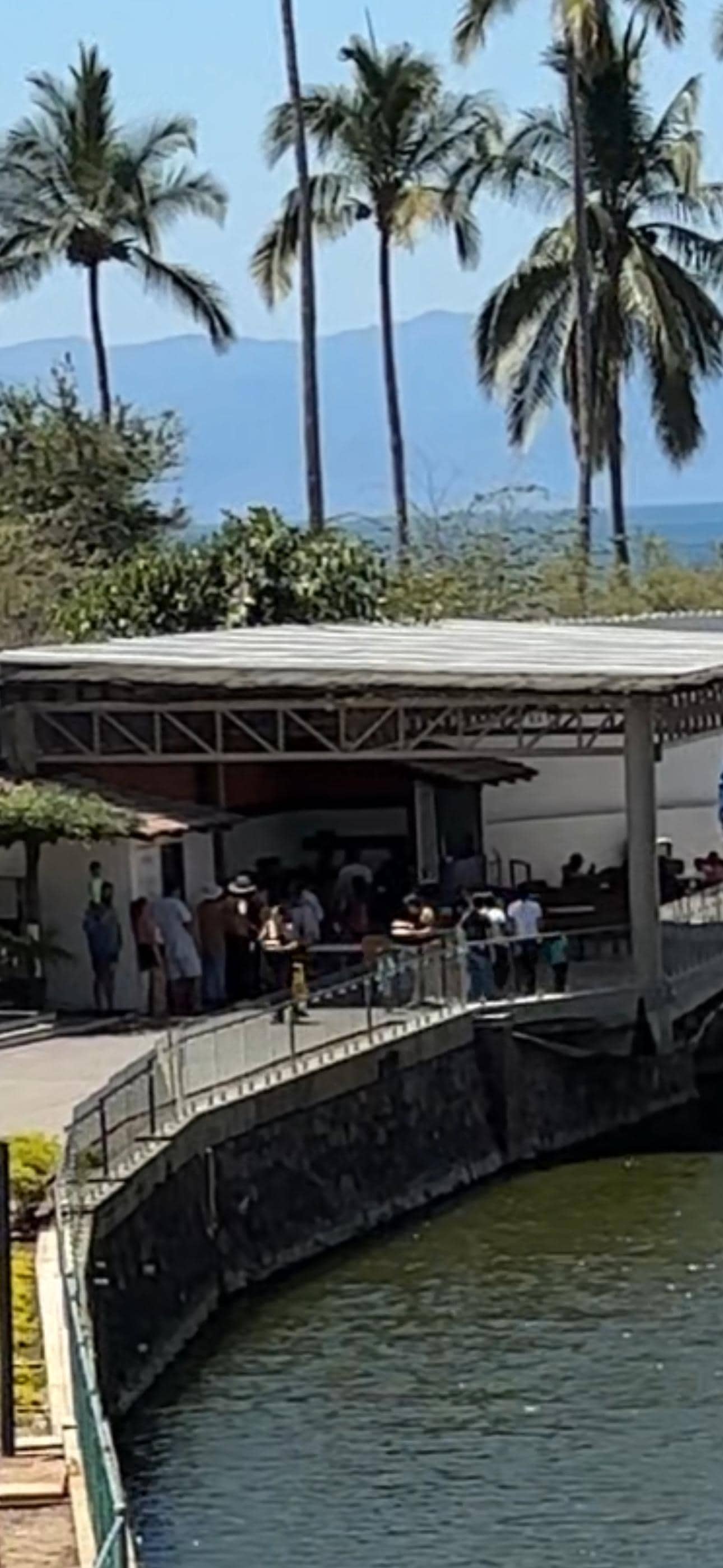 Así la fila desde que abren el bar y el snack 