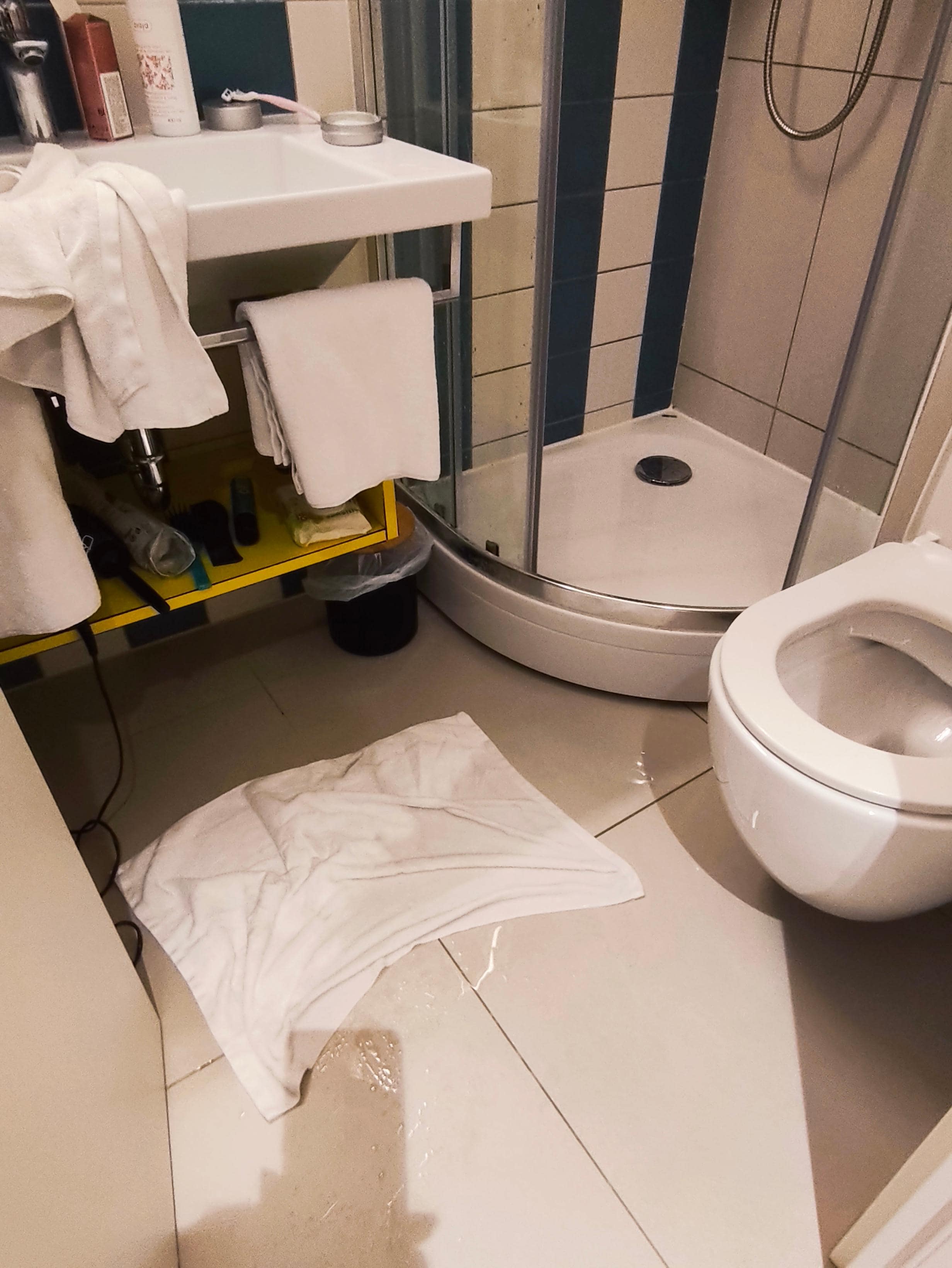 Zimmer 334 Dusche läuft aus