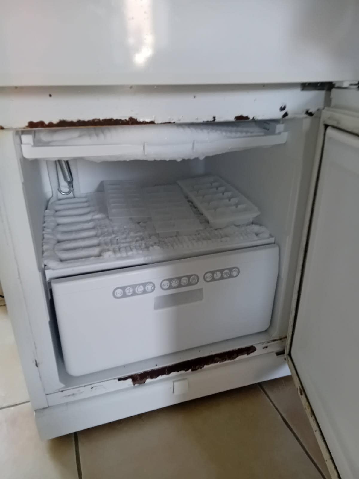 Frigo du logement.
Nous avons eu interdiction de prendre de photos...