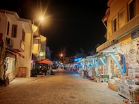 Otel girişinden çarşı
