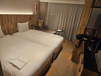 Super Hollywood twin beds. Big enough for tall people