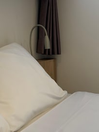 枕元灯もすっきりしたデザイン。